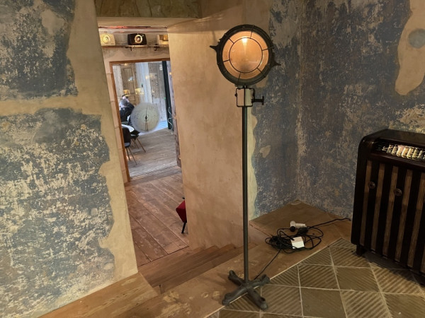 industrial lampa na stojanu