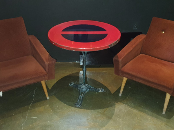 Bistro stůl z dopravní značky