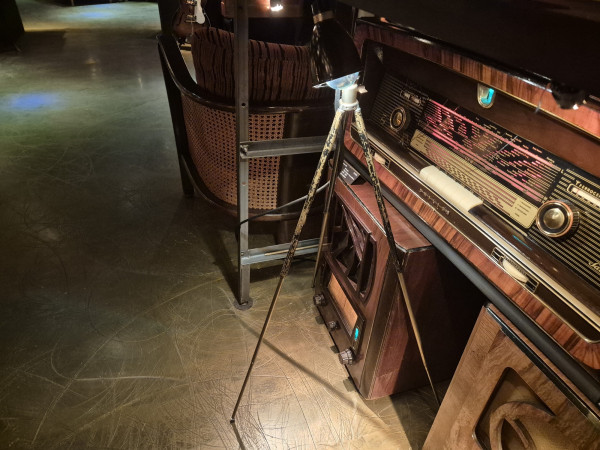 lampička na trojnožce