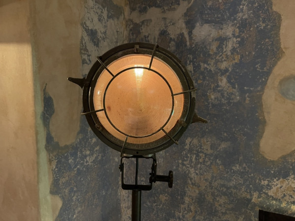 Fotografie {industrial lampa na stojanu}