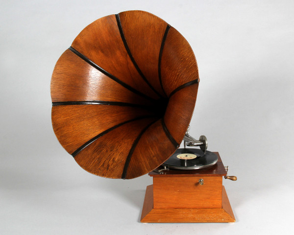 Fotografie {Wooden sound horn}