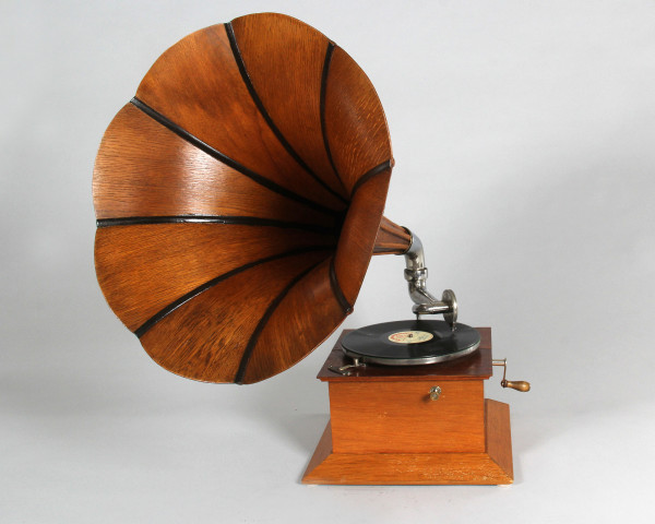 Fotografie {Wooden sound horn}