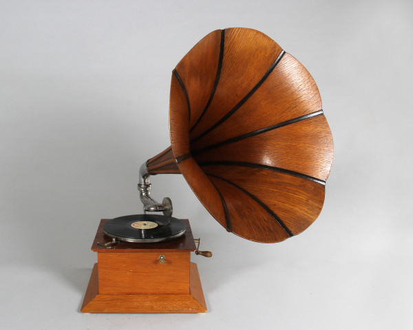 Fotografie {Wooden sound horn}