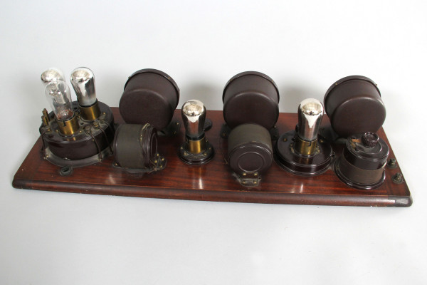 Fotografie {Atwater Kent 4340 A}