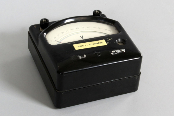 Fotografie {Laboratorní miliampérmetr METRA}