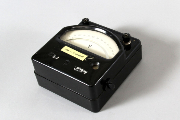 Fotografie {Laboratorní miliampérmetr METRA}