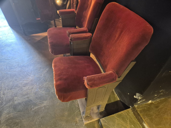 Fotografie {divadelní křesla - dvojsedák}