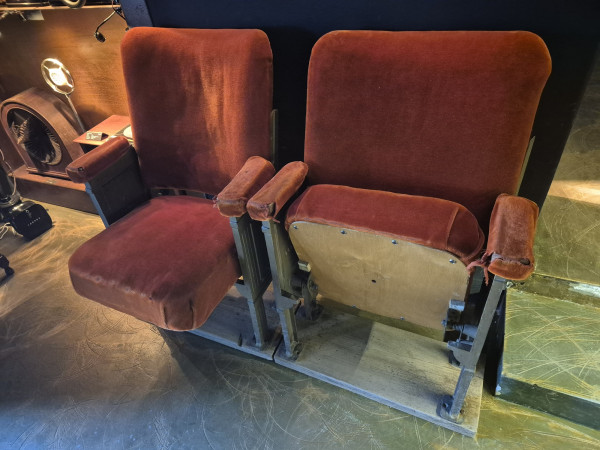 Fotografie {divadelní křesla - dvojsedák}
